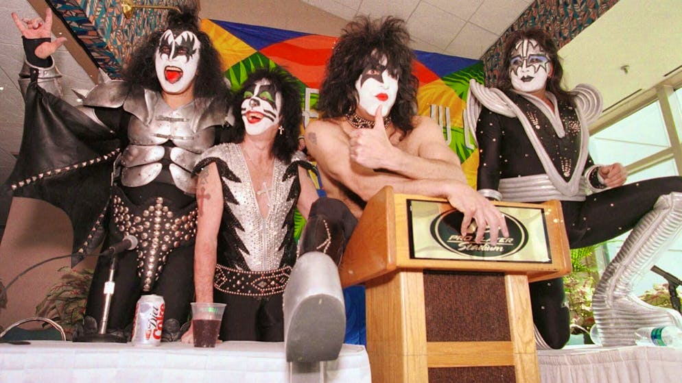 L'ex chitarrista dei Kiss Ace Frehley è morto a 74 anni. Il gruppo rock Kiss è stato fondato a New York nel 1973.