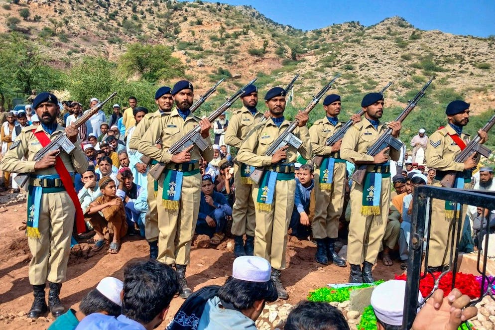 La garde d’honneur de l’armée pakistanaise lors des funérailles d’un membre des forces paramilitaires du Frontier Corps (FC), tué lors d'affrontements à la frontière entre l’Afghanistan et le Pakistan, à Kohat, le 17 octobre 2025.