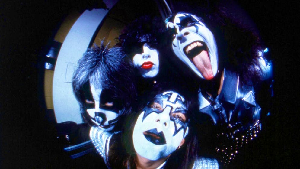 L'ex chitarrista dei Kiss Ace Frehley è morto a 74 anni. I Kiss fecero scalpore per il trucco eccentrico, i costumi spettacolari e le esibizioni teatrali e selvagge dal vivo. 