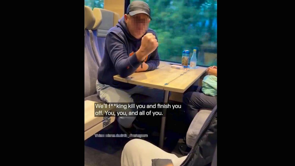 L'ukrainien comme élément déclencheur : une famille a filmé dans le train entre Interlaken et Spiez comment un Russe les a harcelés et contraints.