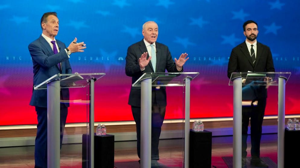 Le candidat républicain Curtis Sliwa, au centre de l'image, s'est dit marginalisé par Andrew Cuomo, à gauche, et Zohran Mamdani, à droite, pendant le débat.