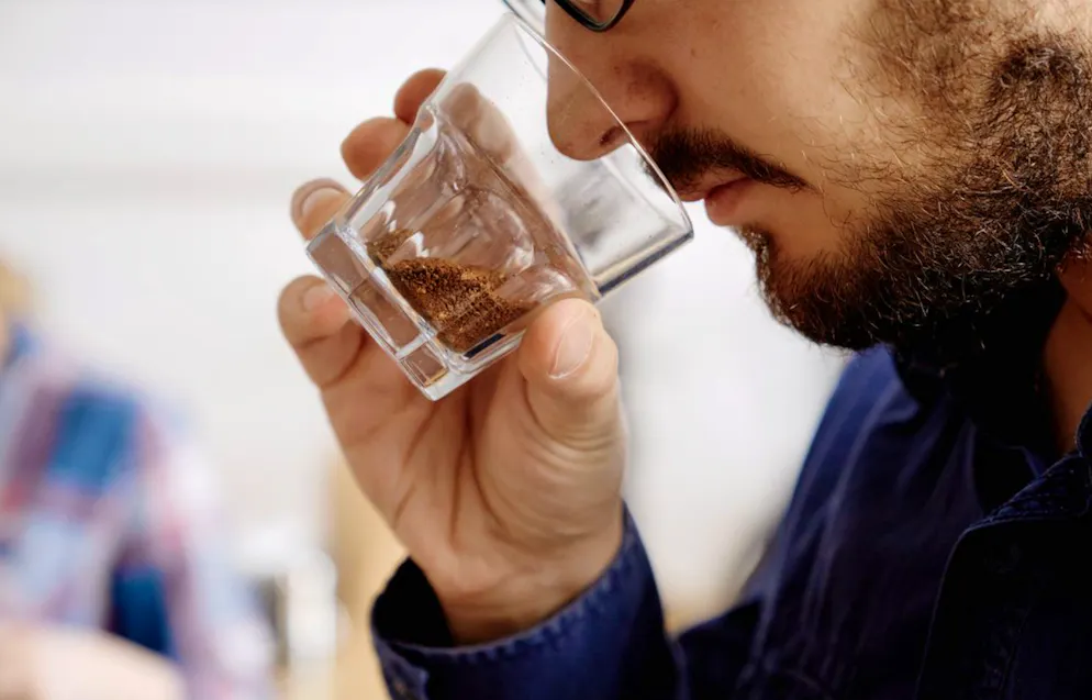 Kaffe-Facts und kurioses. Auch atmosphärisch kann Kaffee einiges ausrichten, und dafür muss er noch nicht einmal getrunken werden: Der Duft der gemahlenen oder auch ganzen Bohnen kann unangenehme Gerüche verdrängen, etwa im Schuhschrank.