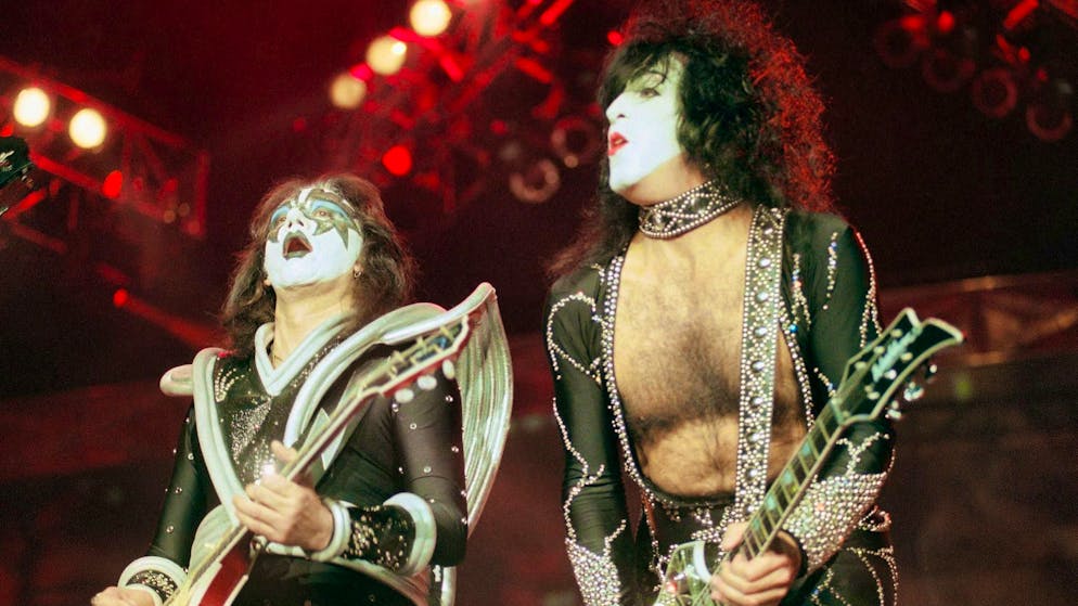 L'ex chitarrista dei Kiss Ace Frehley è morto a 74 anni. Il chitarrista Ace Frehley (a sinistra), qui durante un concerto del 31 ottobre 1998 a Los Angeles, è morto all'età di 74 anni.
