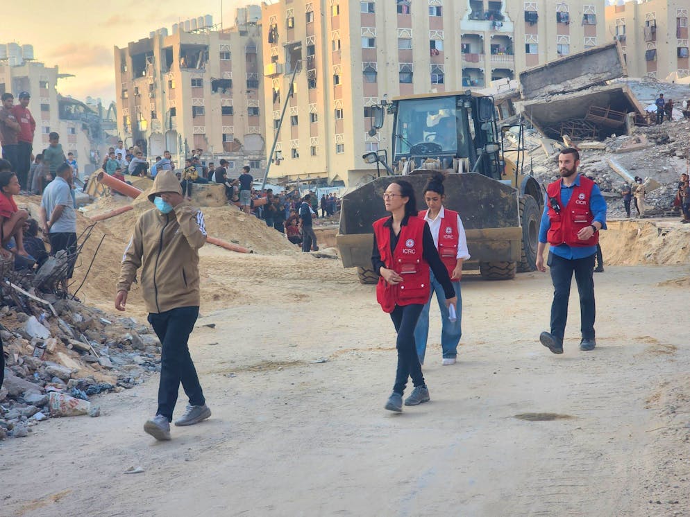 La Croix-Rouge et des équipes palestiniennes recherchent les corps d’otages israéliens à Khan Younès, le 17 octobre 2025.