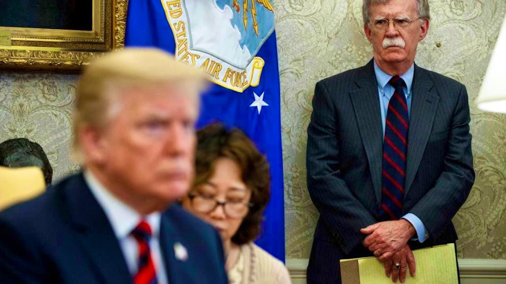 ARCHIVE - John Bolton (r) stands next to Donald Trump during a meeting in the Oval Office. Photo: Evan Vucci/AP/dpa
