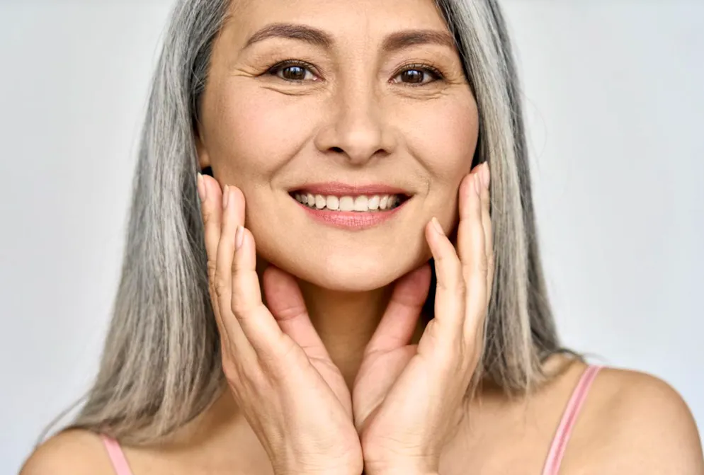 Kaffe-Facts und kurioses. Kaffee macht gesünder, leistungsfähiger und sogar schöner: Den Antioxidantien, die auch im Kaffee stecken, wird eine Anti-Aging-Wirkung zugeschrieben. Für die Schönheit kann man sogar noch mehr tun, als Kaffee als Getränk zu geniessen: nämlich den übrigen Kaffeesatz als Gesichts-Peeling zweitverwerten.