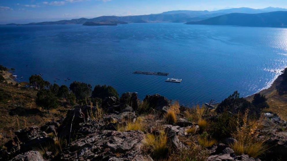 Long de 190 à 200 km, le lac Titicaca présente une surface totale de 8340 km2. Il s'agit de la plus haute réserve d'eau douce navigable au monde (archives).