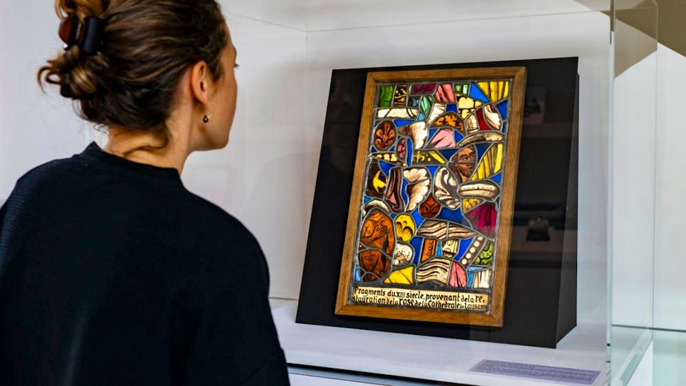 Le vitrail composé de fragments du 13e siècle est à découvrir dans l'entrée du Musée historique de Lausanne.