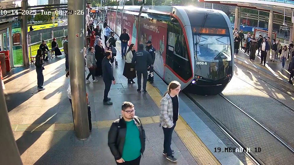 Gerade nochmal gutgegangen. Sicherheitsmann rettet junge Frau vor einfahrendem Tram