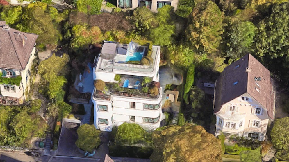 Die Immobilie soll sogar einen Pool auf dem Dach haben, wie eine Recherche zeigt. 