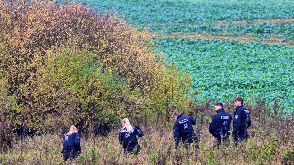 Police officers comb the area in a wide radius of the site where a child's body was found. A DNA analysis should clarify whether it is the missing Fabian. Immediately after the gruesome discovery, the authorities had little doubt about the identity of the dead man. Photo: Bernd Wüstneck/dpa