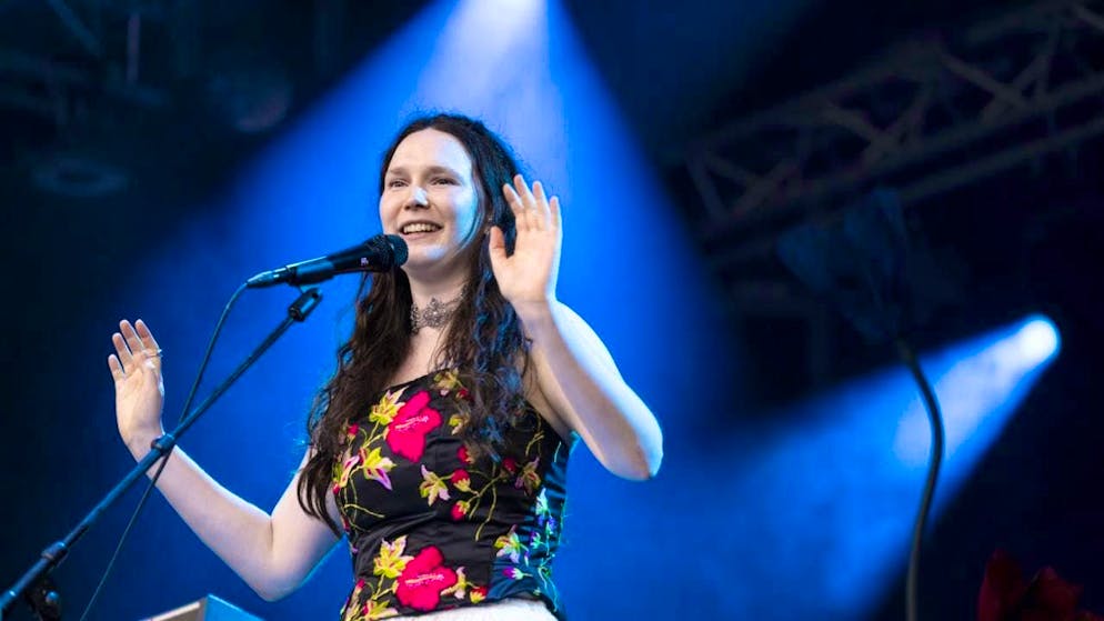 Zoë Më, here at her performance at the Gurtenfestival, opens the Baloise Session music festival in Basel together with Amy Mcdonald.