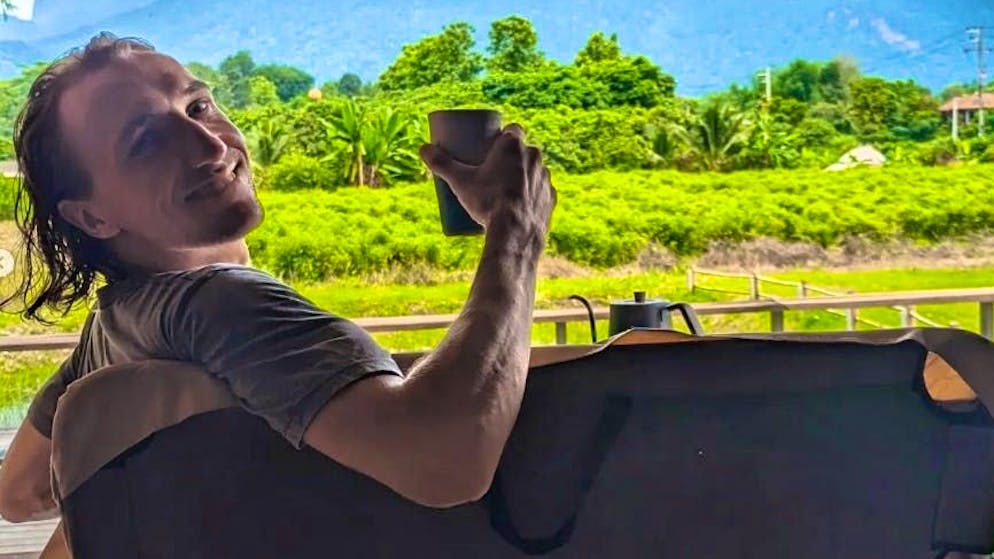 La storia di Naz Avo. A soli 32 anni questo ucraino si gode la pensione in Thailandia: ecco come ci è riuscito