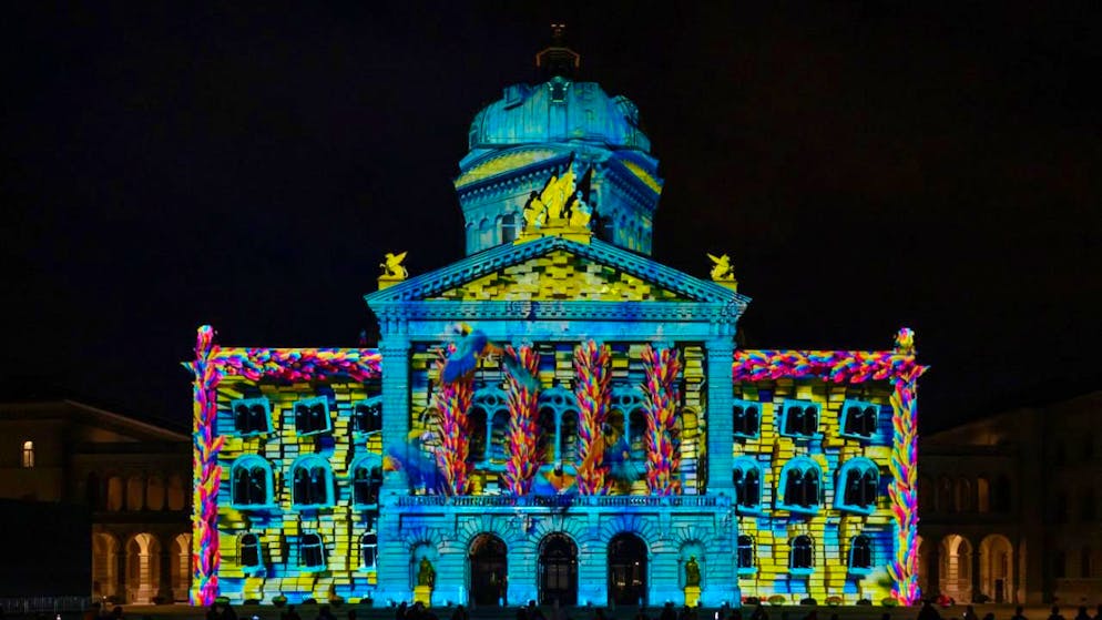 Das Bundeshaus wird mittels Lichtprojektion bei "Rendez-vous Bundesplatz" zur Bühne einer imaginären Weltreise: Bild von der Hauptprobe.