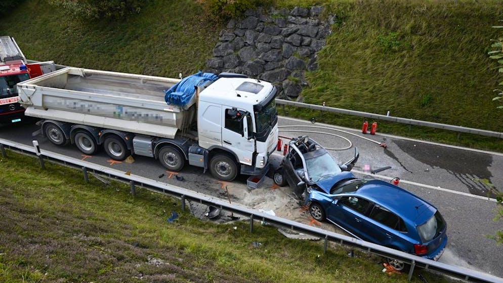On the bypass near Bazenheid SG. Horror crash involving three vehicles - woman suffers life-threatening injuries