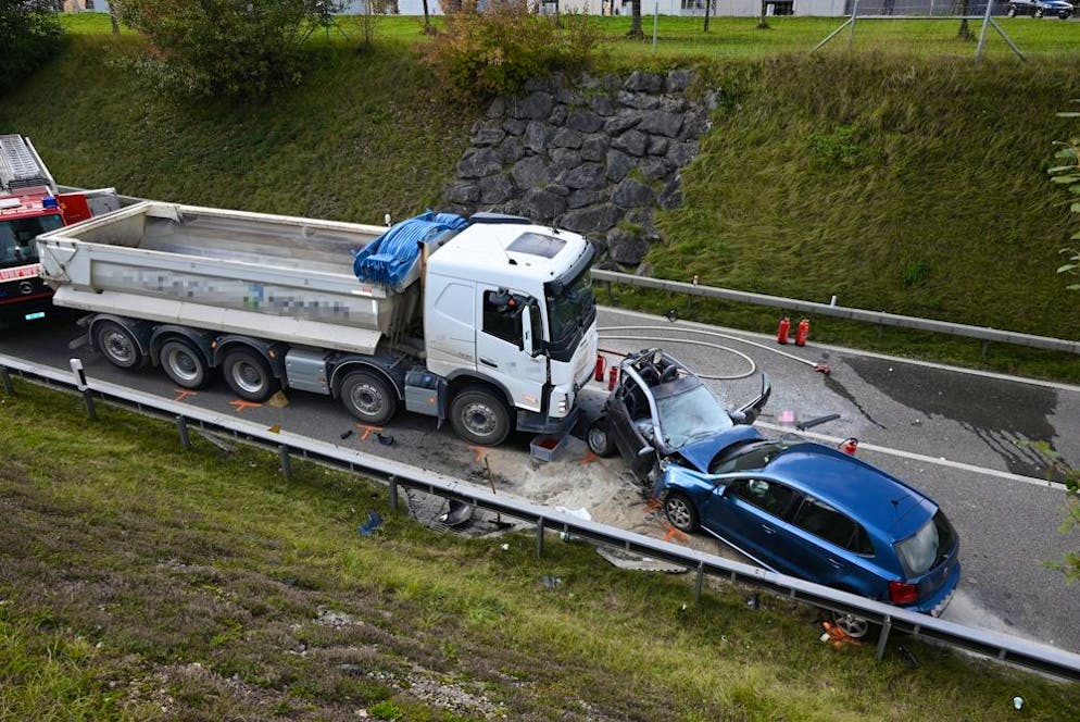 Zwei Autos und ein Lastwagen waren in den Unfall involviert. 
