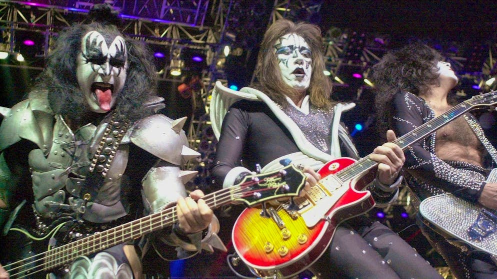 L'ex chitarrista dei Kiss Ace Frehley è morto a 74 anni. I chitarristi dei Kiss Ace Frehley (al centro) e Paul Stanley (a destra) e il bassista Gene Simmons (a sinistra) al concerto di addio della band vicino a Detroit nel 2000.