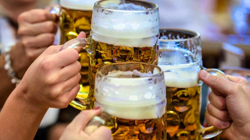 Will toasting become more expensive? Many breweries in Germany are currently increasing their prices. (symbolic image)