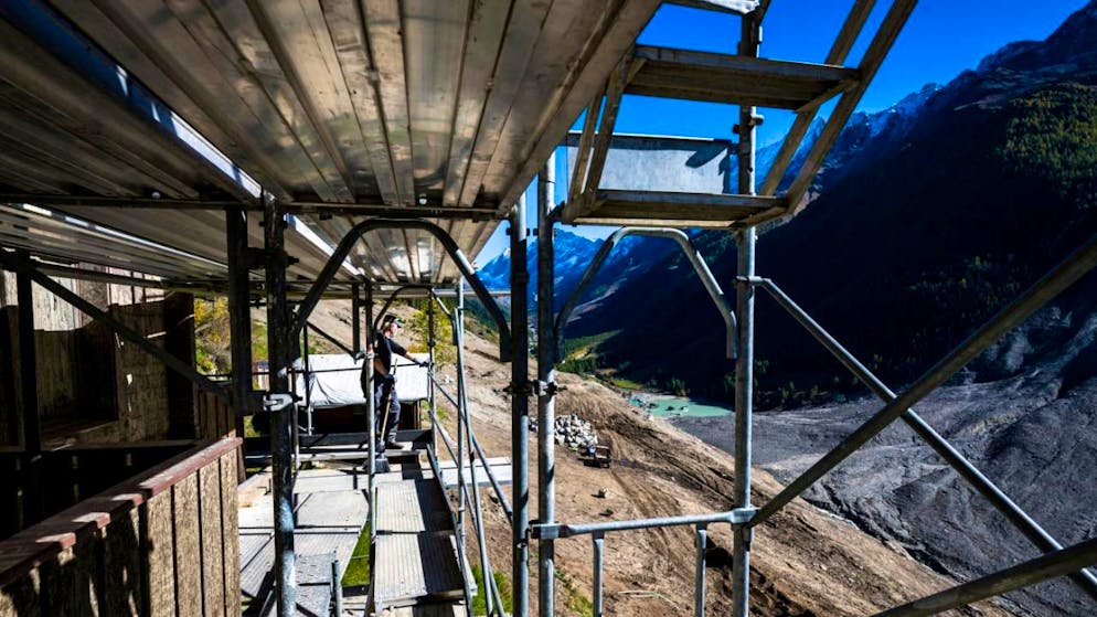 Rund um Blatten, wie hier im Weiler Weissenried, der vom Bergsturz knapp verschont blieb, sind Aufräum- und Aufbauarbeiten im Gange. (Archivbild)