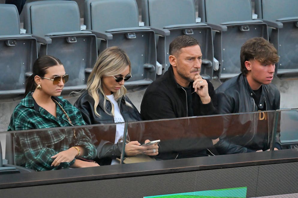 Francesco Totti con la compagna Noemi Bocchi, e i figli Chanel e Francesco, in un'immagine d'archivio. 