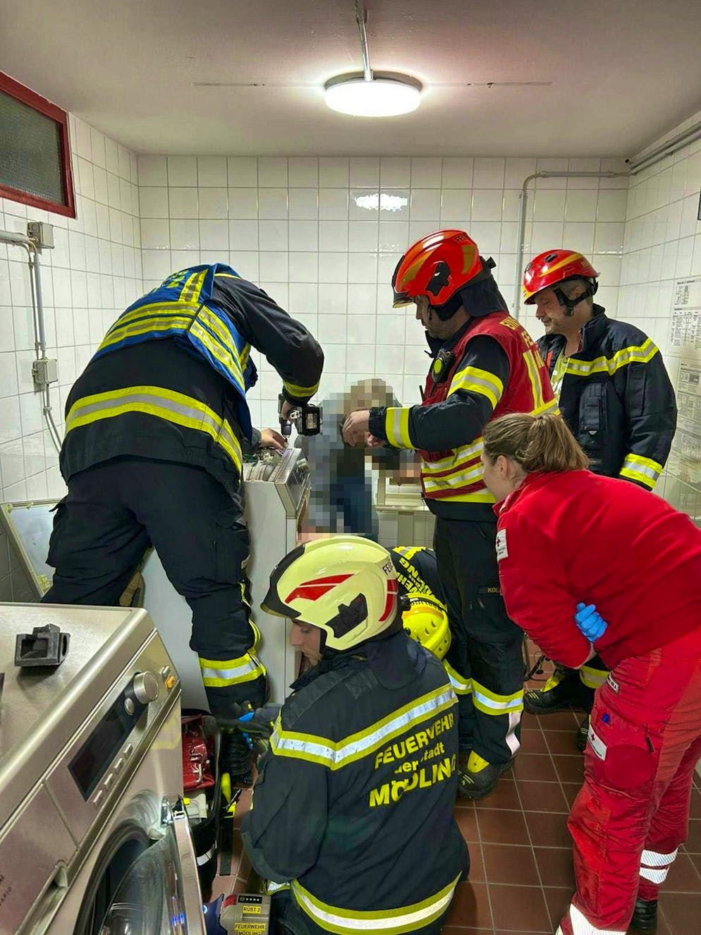 Fire department frees 13-year-old girl from tumble dryer - Gallery. The fire department frees a 13-year-old girl from a tumble dryer with the help of hydraulic scissors.