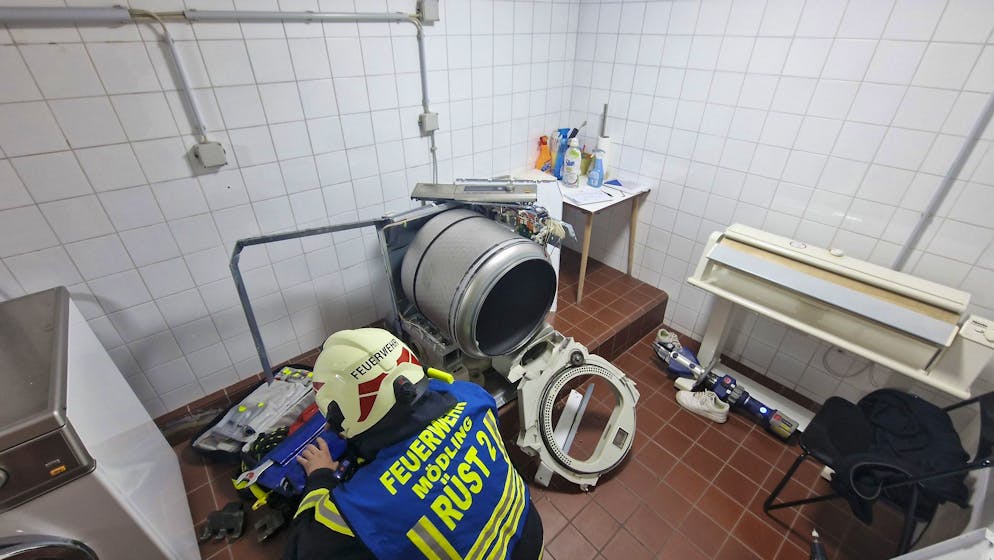 Feuerwehr befreit 13-Jährige aus Wäschetrockner - Gallery. Warum die Teenagerin in den Trockner stieg, ist nicht bekannt.