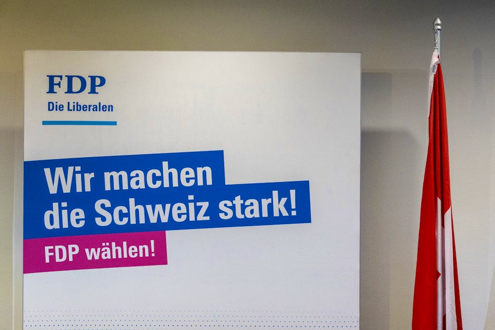 Eine Tafel steht an der Delegiertenversammlung der FDP, am Samstag, 18. Oktober 2025, in Bern. (KEYSTONE/Peter Schneider)