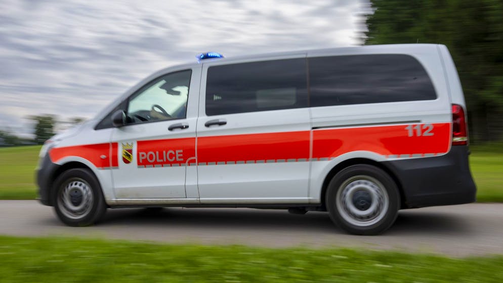 Berner Behörden haben nach einem schweren Verkehrsunfall mit zwei Toten in Attiswil die Ermittlungen aufgenommen.