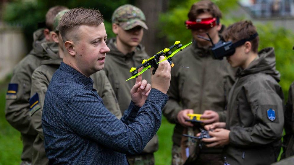 «Traque les Russes!». En Pologne, des lycéens apprennent à piloter des drones