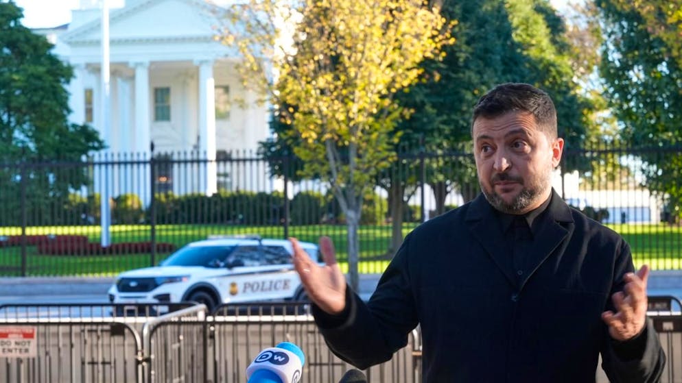 dpatopbilder - Wolodymyr Selenskyj, Präsident der Ukraine, spricht zu Journalisten im Lafayette Park gegenüber dem Weißen Haus nach einem Treffen mit US-Präsident Trump. Foto: Manuel Balce Ceneta/AP/dpa