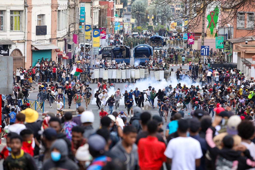 Die «Gen Z» begehrt weltweit gegen Ungerechtigkeiten auf. Madagaskar, Antananarivo: Demonstrant*innen, die gegen chronische Strom- und Wasserausfälle protestieren, stehen in Antananarivo der Bereitschaftspolizei gegenüber.