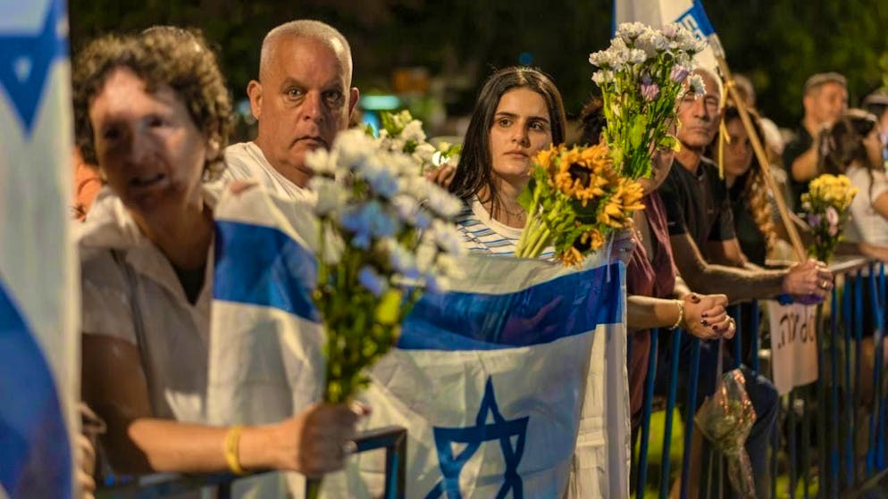 People pay their last respects outside the Abu Kabir Forensic Institute as the remains of four hostages arrive from the Gaza Strip. Photo: Ilia Yefimovich/dpa