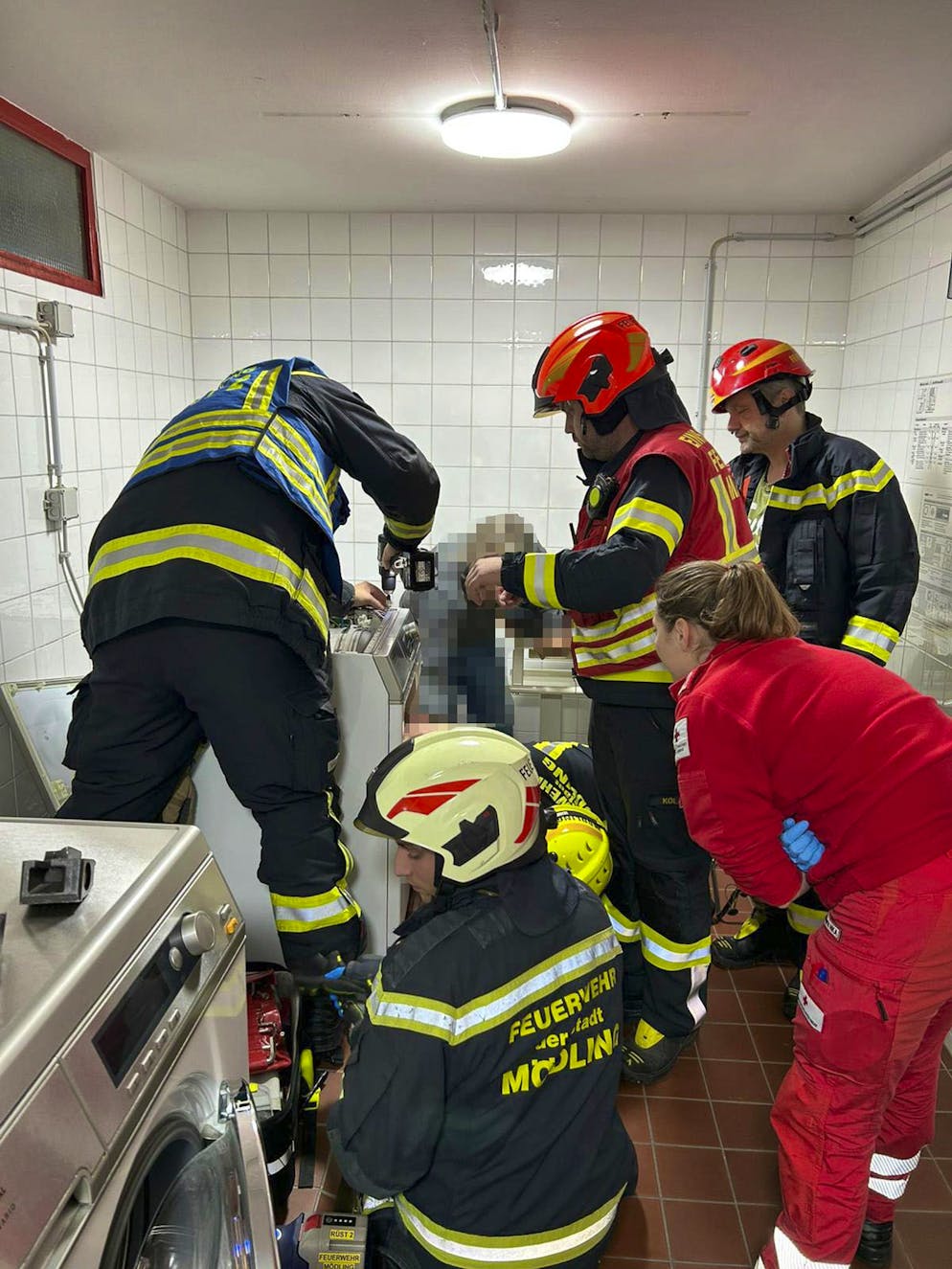 Feuerwehr befreit 13-Jährige aus Wäschetrockner - Gallery. Die Feuerwehr befreit eine 13-Jährige mit Hilfe einer hydraulischen Schere aus einem Wäschetrockner.