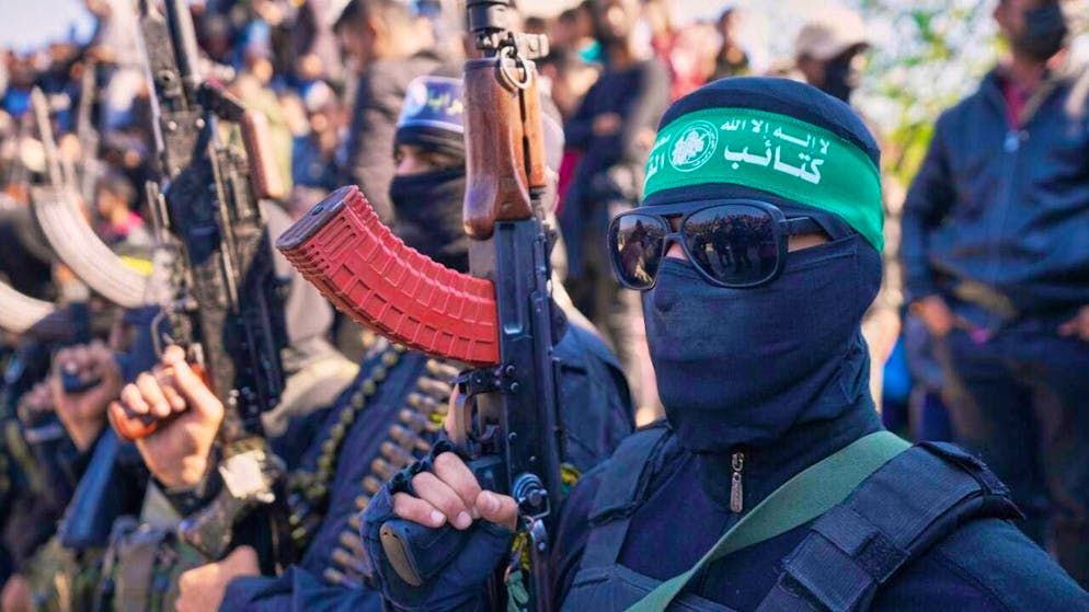 ARCHIVE - Hamas and Islamic Jihad fighters hold their weapons as cars carrying German-Israelis Gadi Moses and Arbel Yahud, held hostage by Hamas in the Gaza Strip since October 7, 2023, are escorted to be handed over to the Red Cross. Photo: Abdel Kareem Hana/AP/dpa