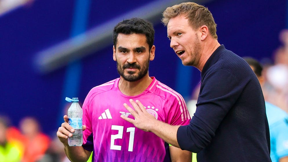 Der deutsche Bundestrainer Julian Nagelsmann (rechts) während der Heim-EM 2024 im Gespräch mit Ilkay Gündogan.