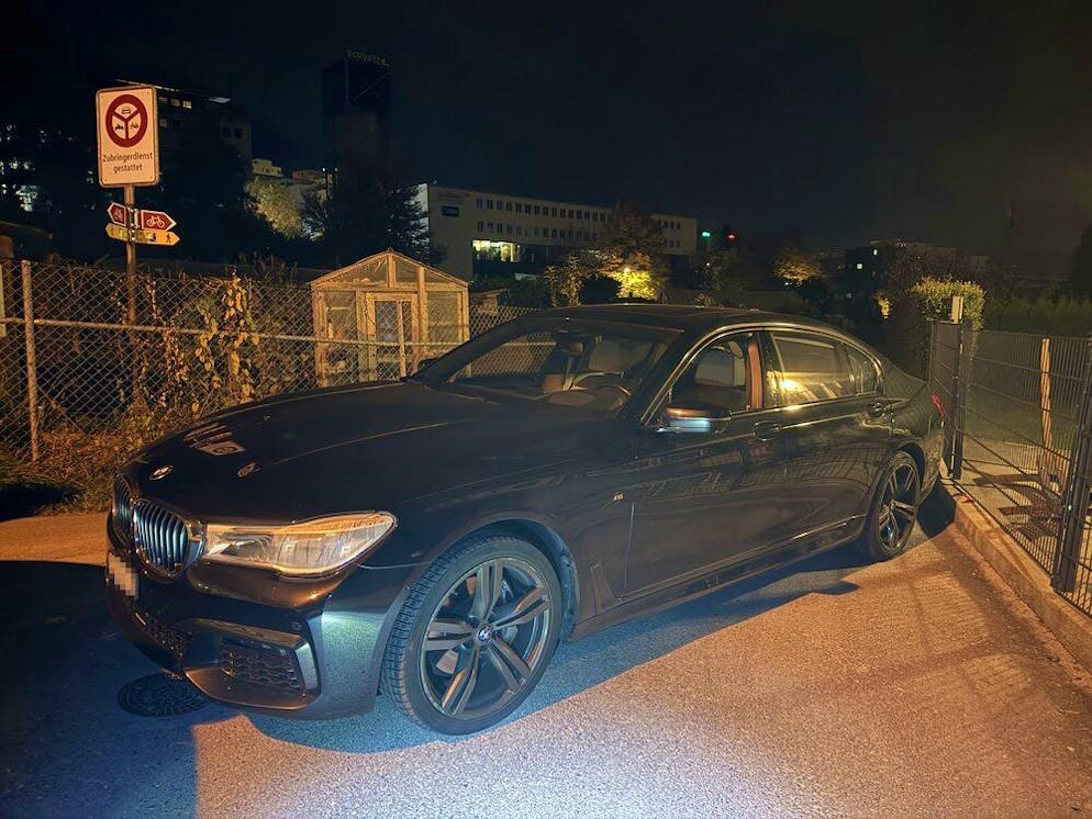 Ein 14-Jähriger soll diesen BMW entwendet und leicht beschädigt haben.