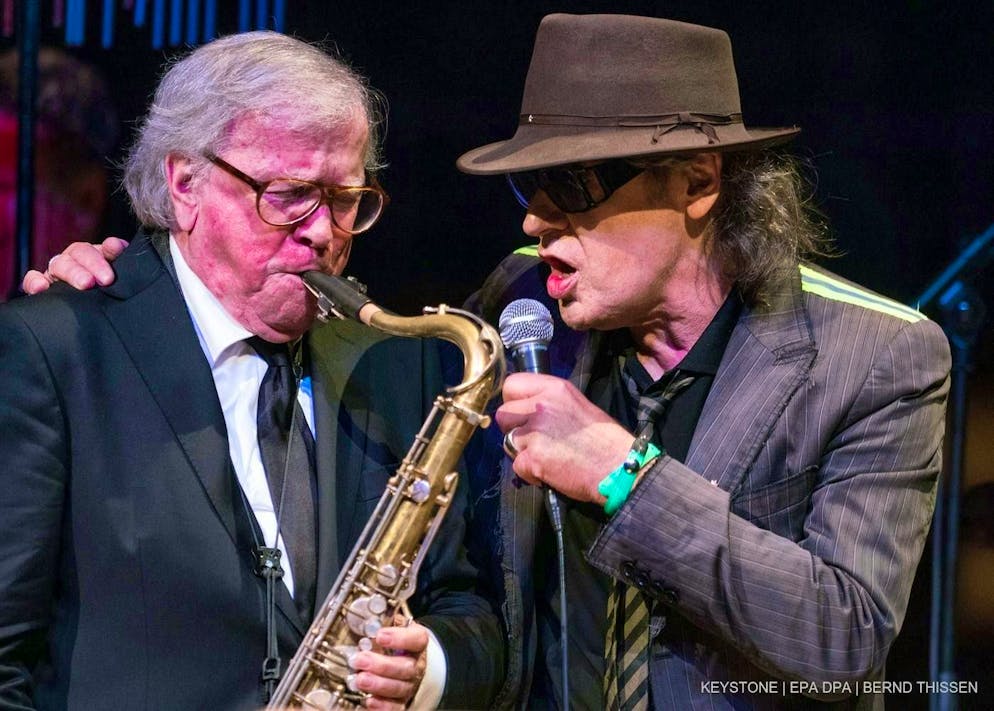 Klaus Doldinger (l.) performs with his former drummer Udo Lindenberg at a concert to mark his 80th birthday at the Tonhalle in Düsseldorf on May 12, 2016. (Archive)