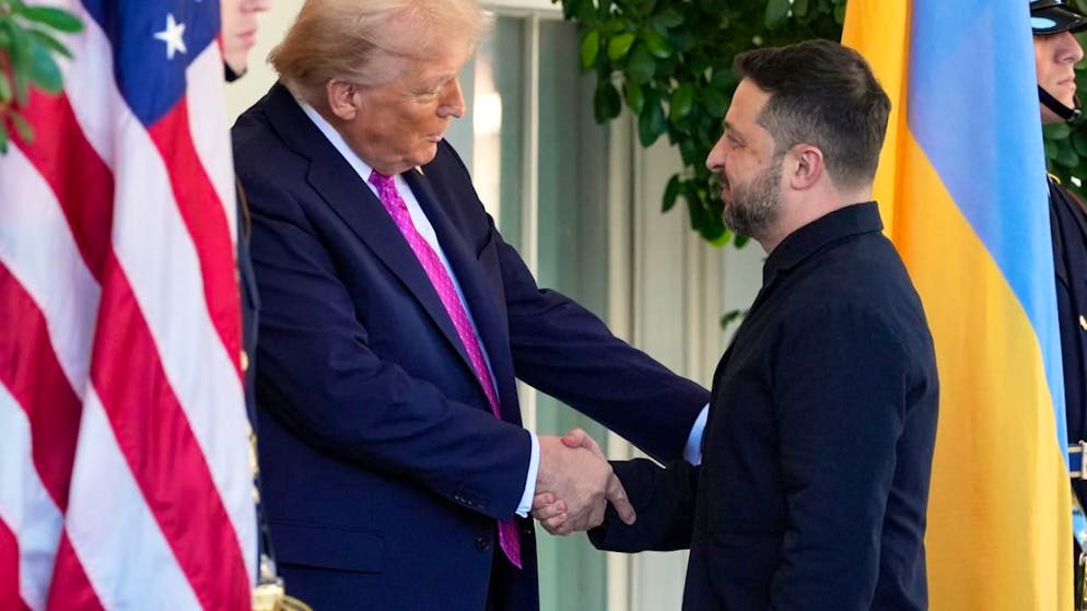 US-Präsident Donald Trump (links) begrüsst den ukrainischen Präsidenten Wolodymyr Selenskyj vor dem Weissen Haus. 