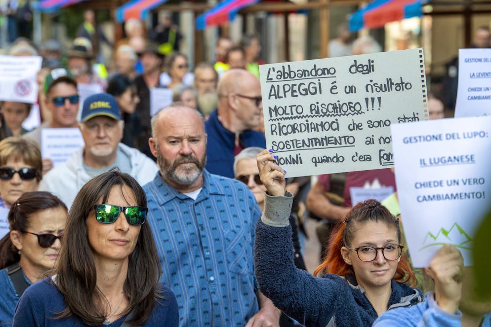 Bellinzona, una protesta di oltre 300 persone.