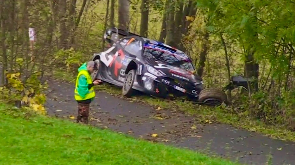 «Ce n’est pas possible !». Sébastien Ogier victime d’une impressionnante sortie de route