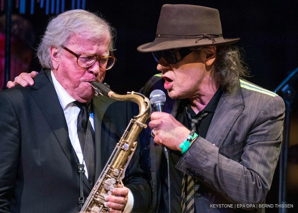 Klaus Doldinger (l.) tritt am 12. Mai 2016 mit seinem ehemaligen Schlagzeuger Udo Lindenberg bei einem Konzert anlässlich seines 80. Geburtstags in der Tonhalle in Düsseldorf auf. (Archiv)
