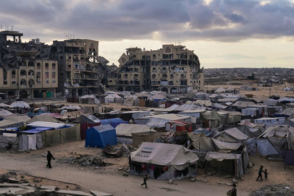 À Khan Younès, des milliers de Palestiniens déplacés dorment encore sous des tentes, installées au pied des ruines. Ici, un camp jouxte les décombres d’habitations détruites, samedi 18 octobre 2025, dans le sud de la bande de Gaza.