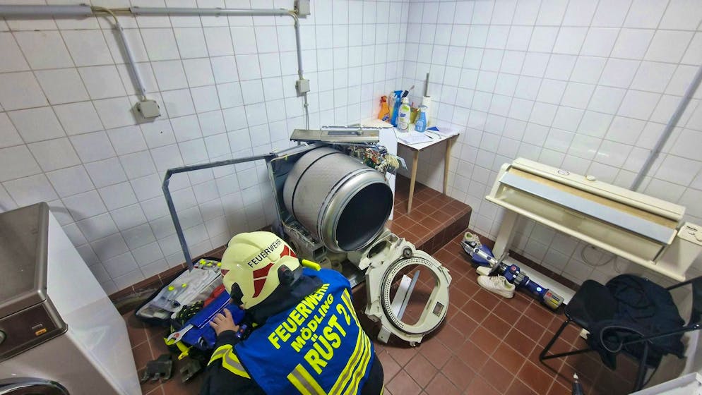 Fire department frees 13-year-old girl from tumble dryer - Gallery. It is not known why the teenager got into the dryer.