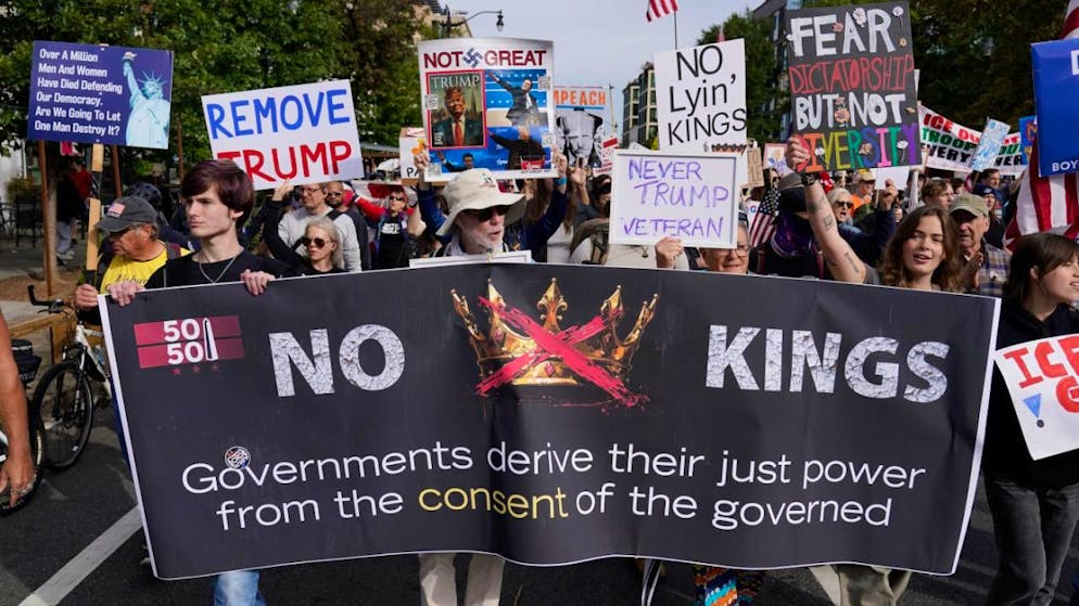 dpatopbilder - Demonstranten tragen Schilder und Banner, als sie während einer No-Kings-Demonstration zur National Mall in Washington marschieren. Foto: Jose Luis Magana/FR159526 AP/AP/dpa