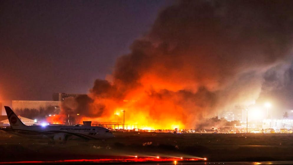 Feuer und Rauch sind im Frachtbereich des Hazrat Shahjalal International Airport zu sehen.Nach dem Ausbruch eines Feuers ist der Flugbetrieb komplett eingestellt. Foto: Rajib Dhar/AP/dpa