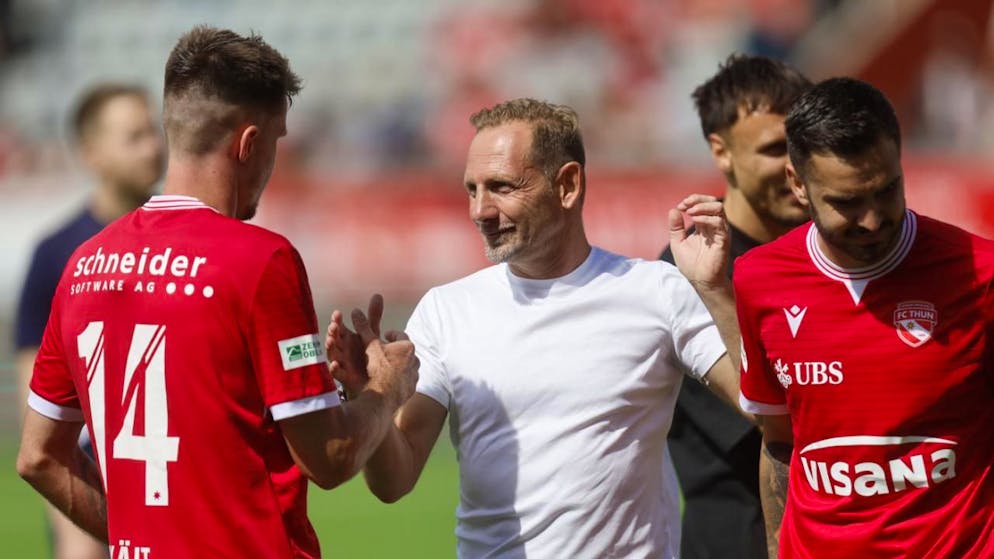 Mauro Lustrinelli (Mitte) trainiert den FC Thun seit 2022