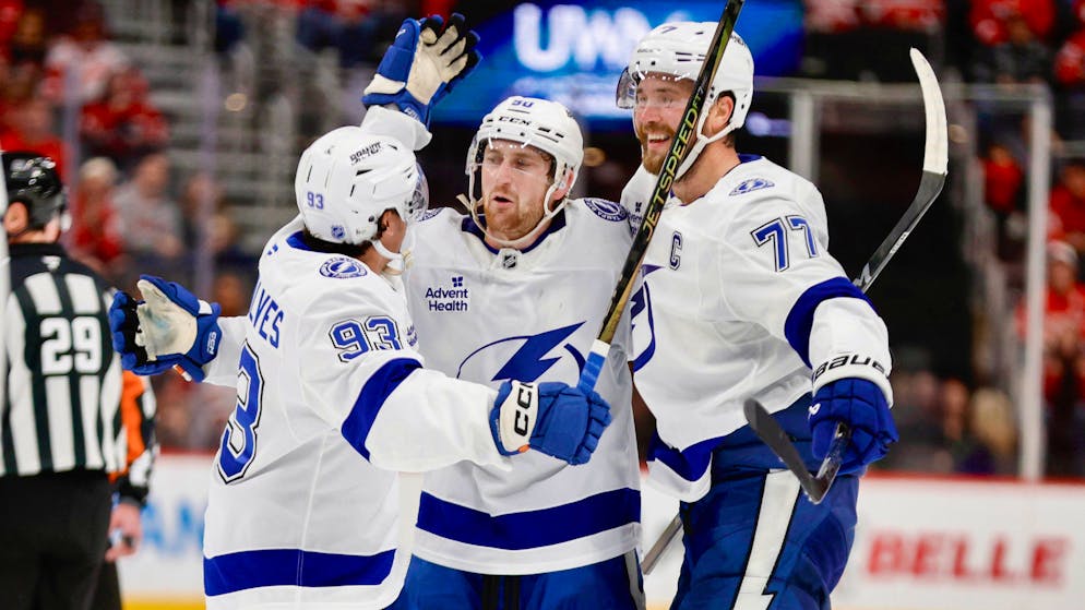 Janis Moser (90) est félicité par Victor Hedman (77) après avoir inscrit le 1-1 face à Detroit