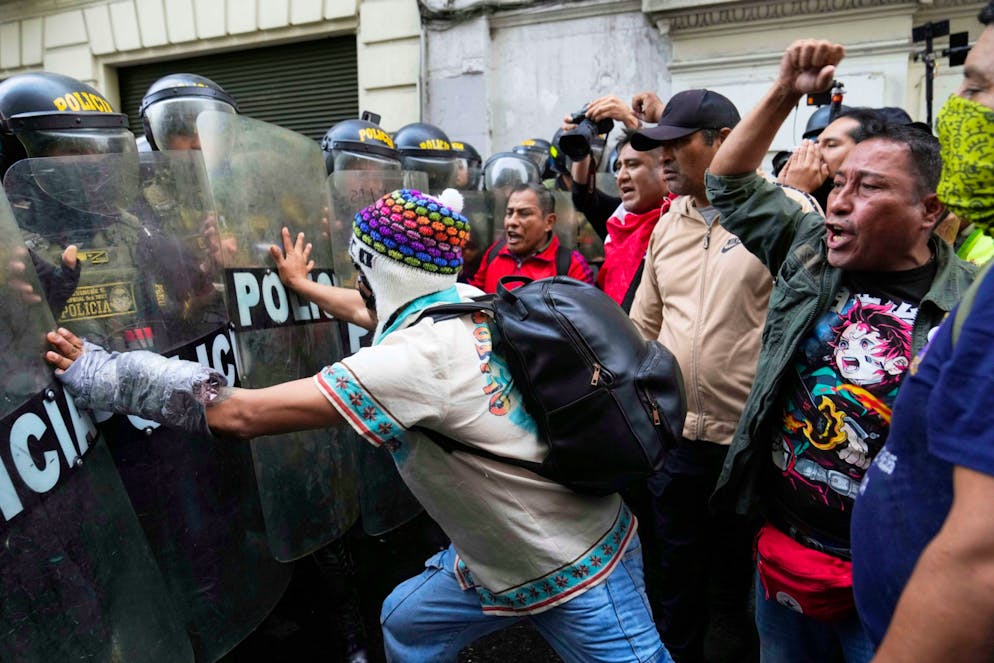 Die «Gen Z» begehrt weltweit gegen Ungerechtigkeiten auf. Peru, Lima: Regierungsgegner*innen versuchen, während einer Kundgebung gegen die Wirtschafts- und Sozialpolitik von Präsidentin Boluarte an der Polizei vorbeizukommen.