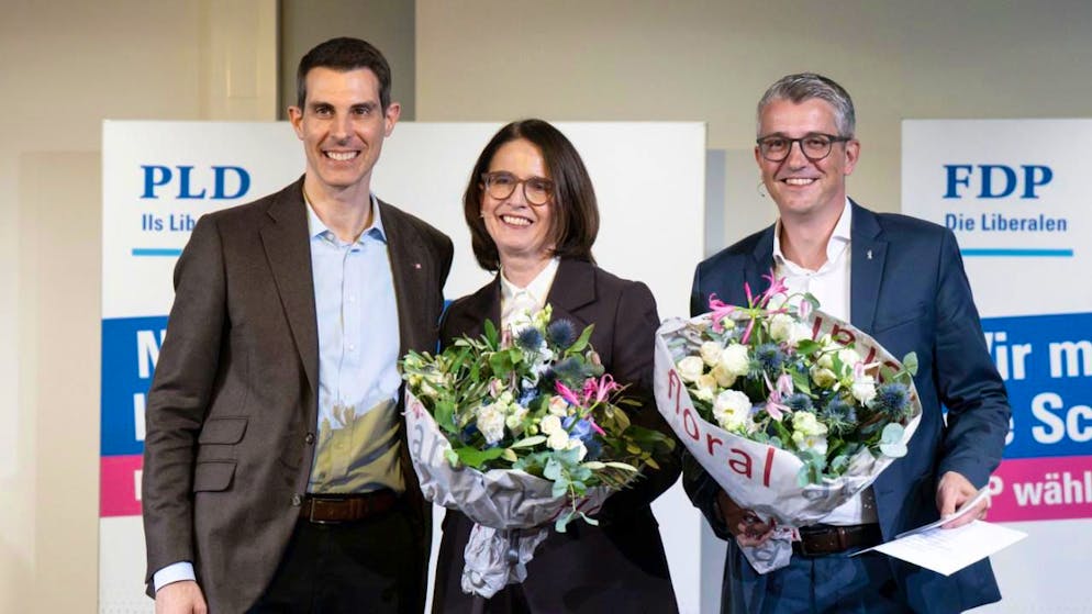 FDP stellt sich hinter EU-Verträge und sagt Nein zum Ständemehr - Gallery. Der scheidende Parteipräsident Thierry Burkart (links) übergibt an das neue Führungsduo mit Susanne Vincenz-Stauffacher und Benjamin Mühlemann.