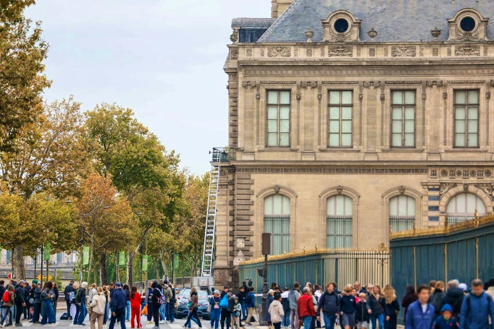 Il bottino del Louvre ha un «valore storico inestimabile». Gli autori hanno fatto irruzione da una finestra intorno alle 9.30 del mattino.